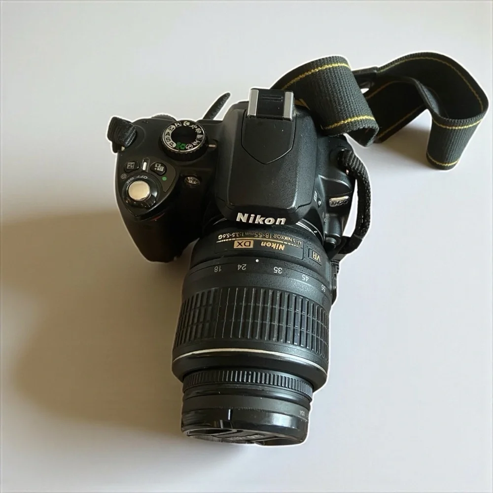 Nikon D60 10.2MP Digital SLR Camera w/ 18-55mm Lens MH-23 Charger & Lowepro Case